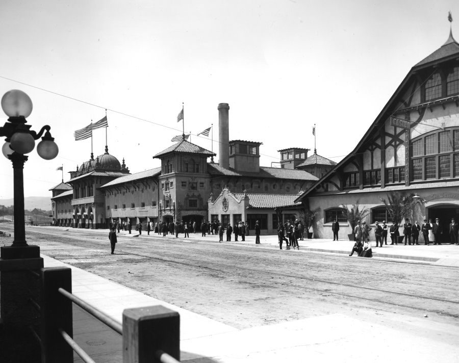 Redondo Beach Bath House 1905 WM.jpg